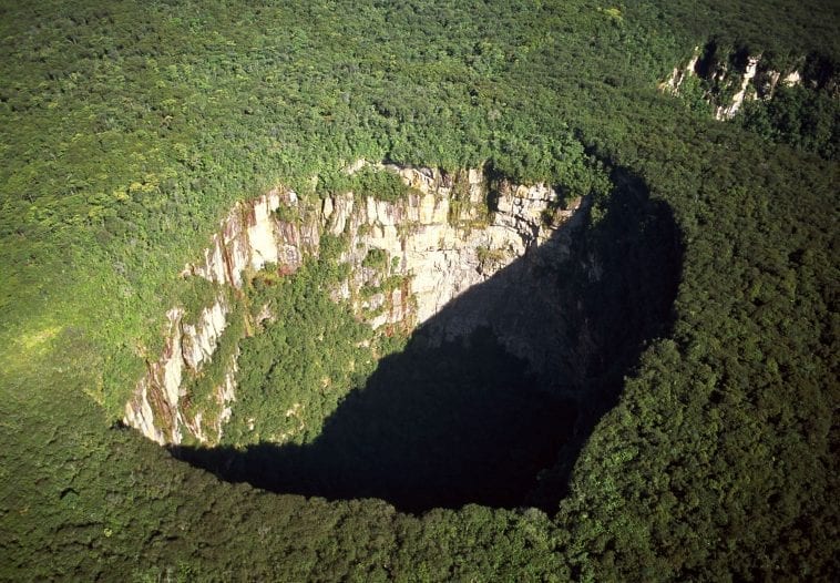 franciscoamarin's tweet photo. ¿Ustedes sabían que Venezuela tiene el abismo más grande del mundo?

Se llama Cueva Sima Humboldt, está en el estado Bolívar, tiene 314 metros de profundidad y es considerado uno de los lugares menos explorados por el ser humano. https://t.co/Oy58DHqAcX