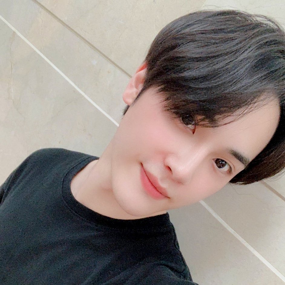 sends you random selfies but also sends you memes.