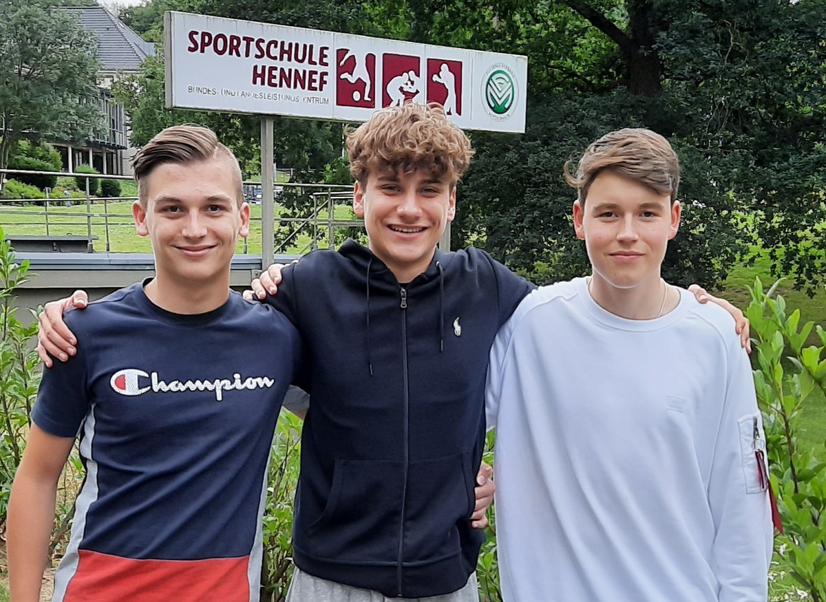 fceschweiler20's tweet photo. Trainernachwuchs. Der #fceschweiler gratuliert seinen A-Jugendspielern Maurice, Niclas und Ole zur bestandenen C-Lizenzpüfung. Nach vier intensiven Theorie- und Praxistagen beendeten die drei heute ihre Trainerausbildung in der Sportschule Hennef. #fce2020 https://t.co/2KeUSzydDr