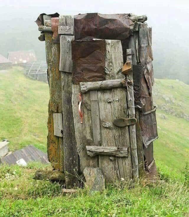 mhulkicevizoglu's tweet photo. TRABZ0N Rus işgalindeyken Çar , yarbay Karloviç'e sorar "neden köylere girmiyorsunuz..
" Yarbay cevap verir "efendim her evin bahçesinde bir nöbetçi kulübesi var. Nöbetçiler sık sık değişiyor." https://t.co/N6apj11GR4