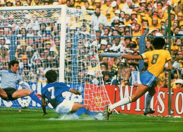 leandroquesada's tweet photo. 5 de julho de 1982, Sarriá, Barcelona, #Copa82 #Espanha 🇪🇸 

A #seleçãobrasileira era eliminada pela #Italia de Paolo Rossi. 

Uma das maiores tristezas da história do nosso futebol. https://t.co/28AsAzL9Qm