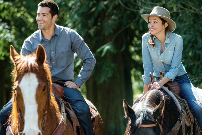 hallmarkchannel's tweet photo. Home is where the heart is. @jessemetcalfe and @autumnreeser star in #ACountryWedding starting now. #WeddingWeekendCountdown #4thofJuly https://t.co/3VYHRUbtcv