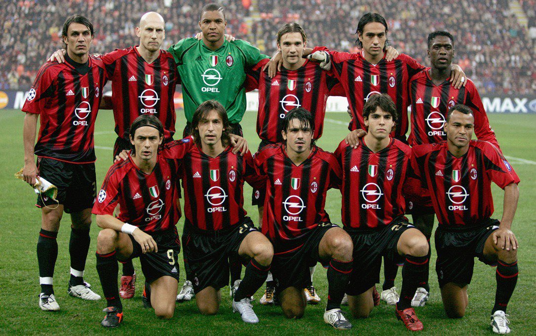 Pirlo est installé dans l’équipe, sa qualité sur coups de pied arrêtés, sa régulation de jeu font le bonheur du Milan, la saison 2003-04 doit être celle du Scudetto.Parlons de cette équipe de mutants qui l’entoure, Nesta, Maldini, Kaka, Seedorf, Shevchenko pour ne citer qu’eux.