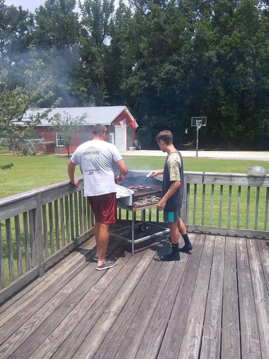 rewa715's tweet photo. Woohoo!! Burgers on the grill to continue 4th of July celebration!! πΊπΈπΊπΈ #homemadefries #homemademacandcheese @dawgcoachjoe @11Colbyphillips @blainep08 #moreyumyum https://t.co/e3scP9DsMW
