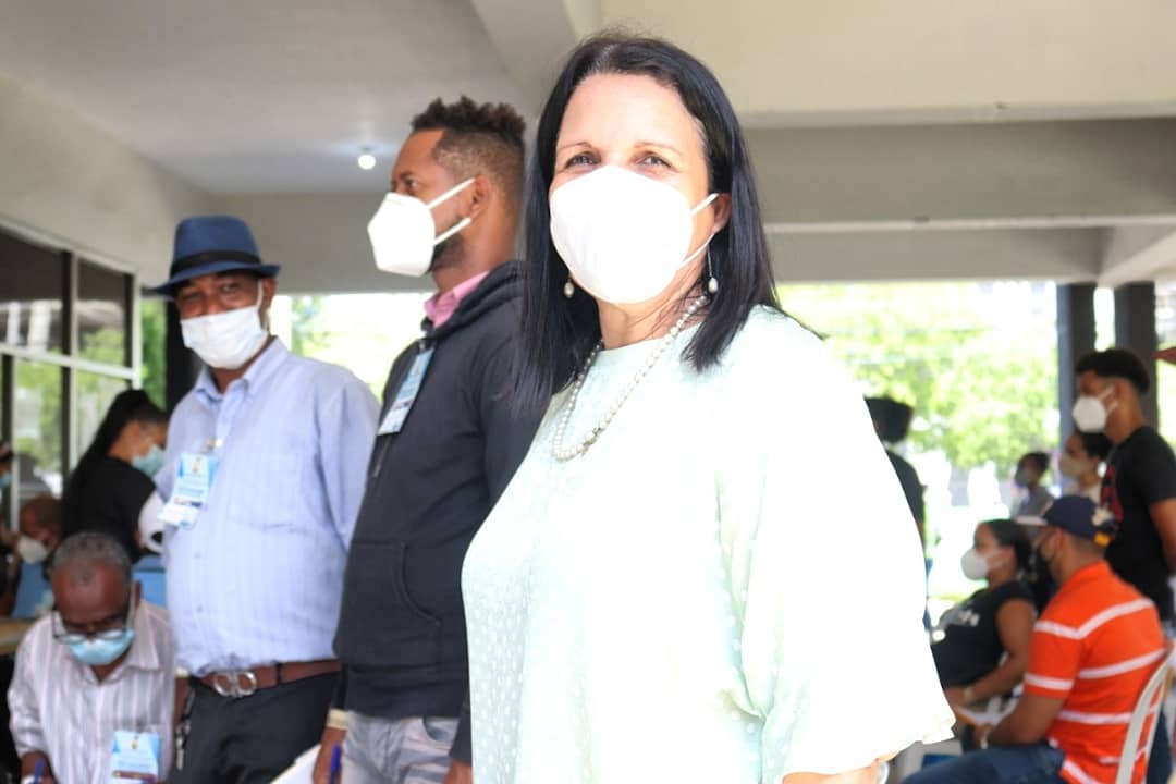 AlianzaPaisRD's tweet photo. 🗳 Momentos del ejercicio del voto de nuestra vicepresidenta, @MinouTavarezM, llamó la atención de las autoridades sobre las aglomeraciones dentro y fuera del recinto electoral, así como del proselitismo político, exhortó a la ciudadanía a tener precaución.

#AlianzaPaísRD https://t.co/WCdVONVX82