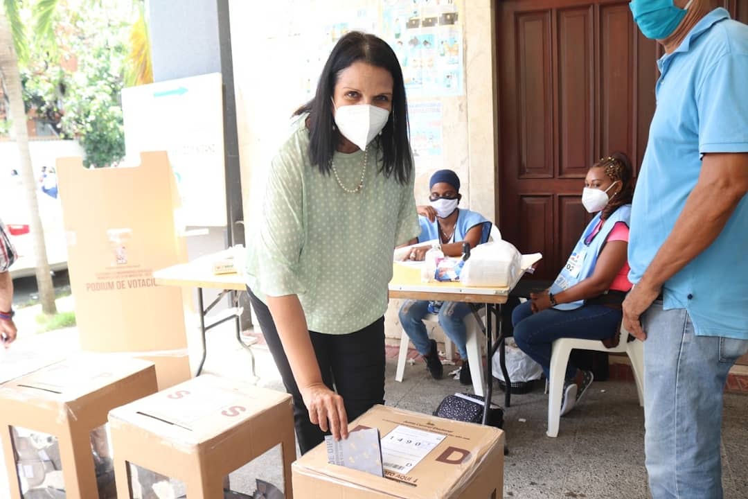 AlianzaPaisRD's tweet photo. 🗳 Momentos del ejercicio del voto de nuestra vicepresidenta, @MinouTavarezM, llamó la atención de las autoridades sobre las aglomeraciones dentro y fuera del recinto electoral, así como del proselitismo político, exhortó a la ciudadanía a tener precaución.

#AlianzaPaísRD https://t.co/WCdVONVX82