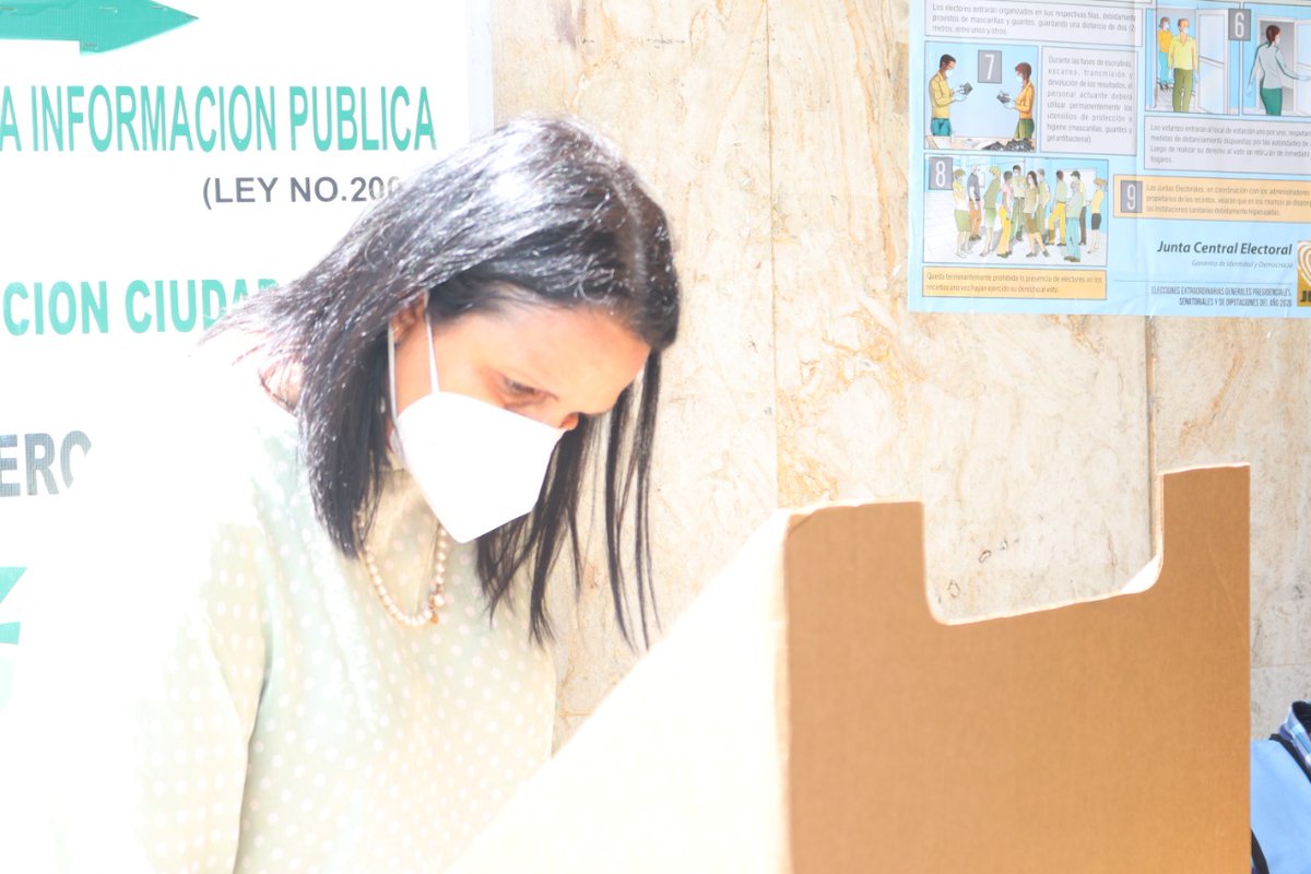AlianzaPaisRD's tweet photo. 🗳 Momentos del ejercicio del voto de nuestra vicepresidenta, @MinouTavarezM, llamó la atención de las autoridades sobre las aglomeraciones dentro y fuera del recinto electoral, así como del proselitismo político, exhortó a la ciudadanía a tener precaución.

#AlianzaPaísRD https://t.co/WCdVONVX82