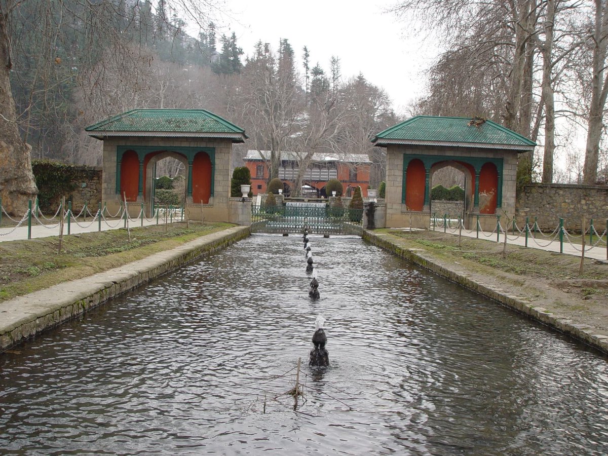 builthistories's tweet photo. Series LV: #MonumentsofIndia

#AcchabalBagh, #Anantnag District, #JammuandKashmir. This #Mughalgarden was built by Mughal empress Nur Jahan, the lover of gardens, and is fed by natural waterfall collected in a pool at its pinnacle. https://t.co/zKAEbmZYIh
