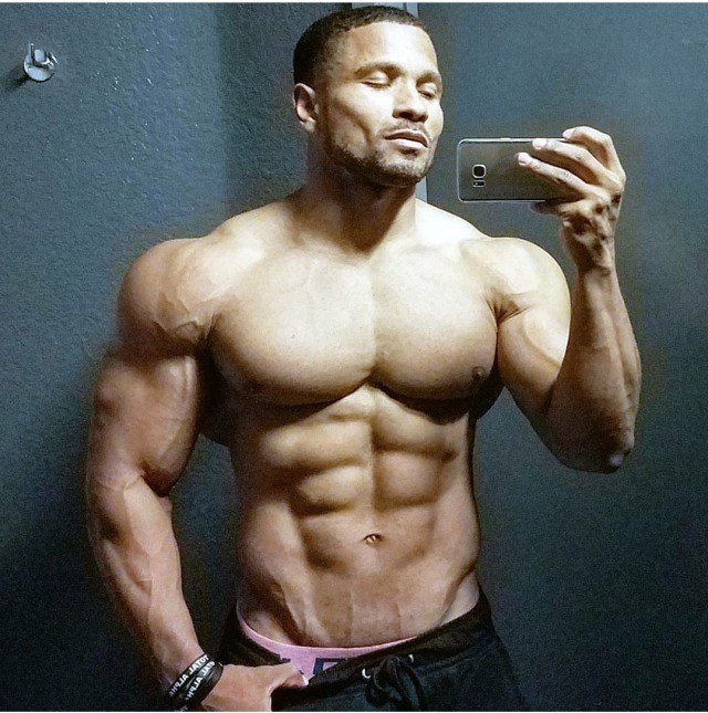 nekkidbro's tweet photo. #SelfieSunday #GettingMassive #Awesomeness #nekkidbro - https://t.co/uaHL2S1du8 https://t.co/vIb17jPHHG