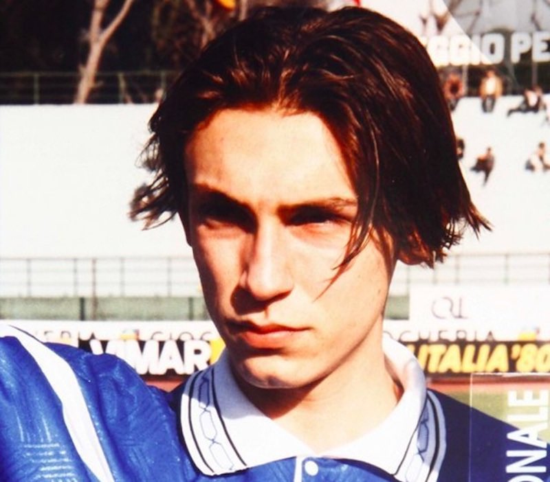 La saison suivante (96/97), Andrea Pirlo se fait les crocs en Serie B, il devient un maillon essentiel de la belle saison de Brescia, repositionné en meneur de jeu, il brille et illumine le jeu des Rondinelle..Les cheveux poussent, son niveau augmente, un crack se révèle..