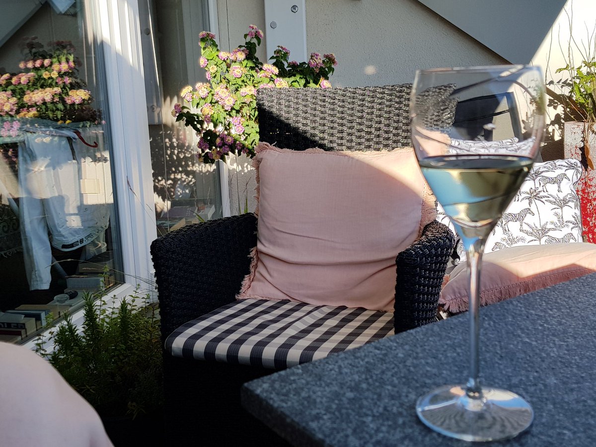 froileinkiki's tweet photo. Sonne gefunden 😎☀️ #hellomunich #homeiswhereyourheartis #itswineoclock 🥂 #familytime #qualitytime #hochdiehändeurlaub https://t.co/Tu3vQlNWlc