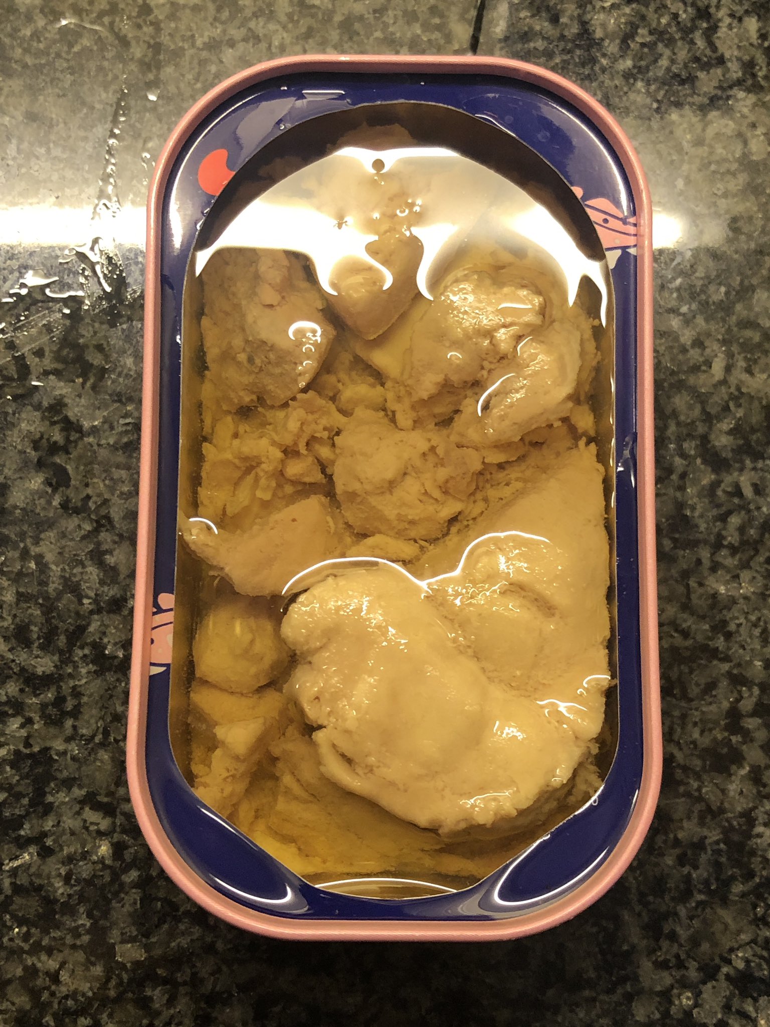 Tomo Kosuga オランダ在住の方にお馴染みの缶詰 タラ肝 あん肝に近いんだってさ これが美味いんだ ご飯に乗せたら これだけで大盛りがいける やらないけど 残った油で油飯いける やらないけど 一缶0円もしない T Co Khzjvixsho