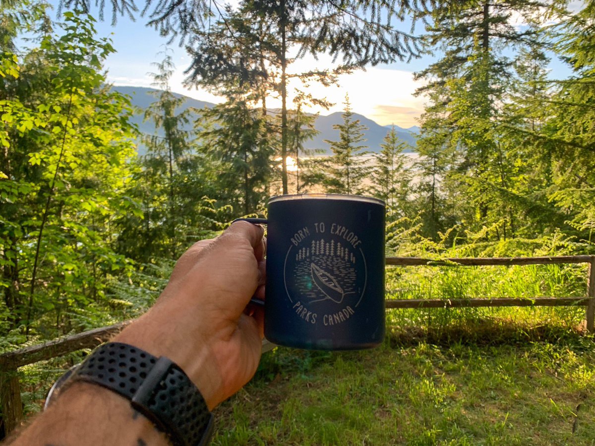 Cheers! ☀🌳 Nothing quite like starting the day with a hot cup of Joe ☕... which we think tastes a little better 😉 in this double-wall stainless steel camping mug ☕... and that view! 🤩 What does your morning view look like? 

#coffee #tea #cheers #travel 

📸: <a href="/dfeatherstone/">Darin Featherstone</a>