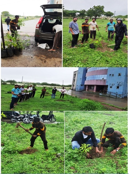 DmPatadia's tweet photo. Vle Dharmesh Bagtharia, Mendarda, dist.Junagadh organize Plantation Activity with his group n monsoon also support with rain for his activity 
#cscgujaratdiwas 
@CSCGujarat @CSCSPMVISHAL @csc_spm @jazan_sengupta @CSC_Guj_Rohit https://t.co/dQjlNK238y