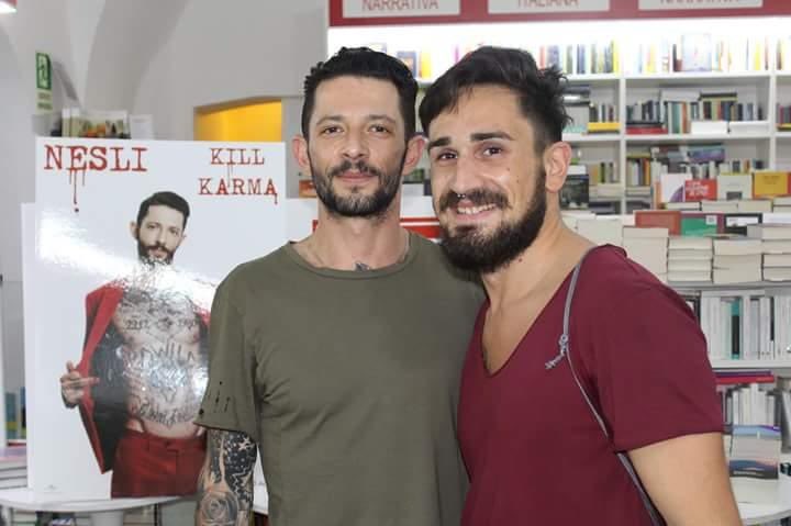 AnthonyHeadReal's tweet photo. 2016 che bei ricordi🤩💣...Riusciró mai a farmi seguire da te Francè?
😏 Chi lo sà! @neslimusic @BrandoInfo @GoWildMusic #killkarma #instoreNapoli https://t.co/gMppR43np5