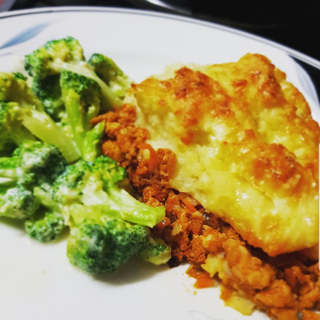 Rinzzy5's tweet photo. Chicken Shepherd's Pie with Cheezy Broccoli 

Do subscribe to my YouTube channel for the full recipe (recipe will be uploaded soon)

#shepherdspie #chicken #yummy #food #foodporn #delicious #easyrecipes #homecooking  #foodbloggers #foodblog #recipes #recipe #pie #homechef #foodie https://t.co/72Yh9VHkRC
