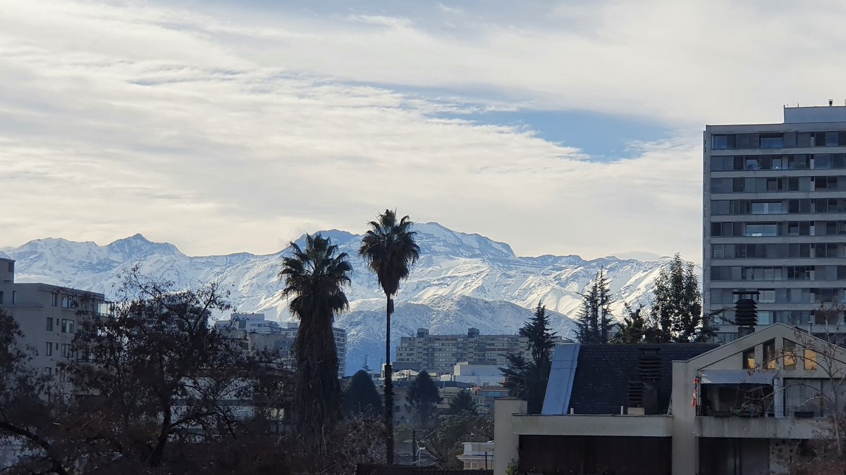 nosnochile's tweet photo. Depois da chuva de ontem, Santiago amanheceu linda e com a cordilheira cheia de neve. #emcasa #santiago https://t.co/956juAd4yS