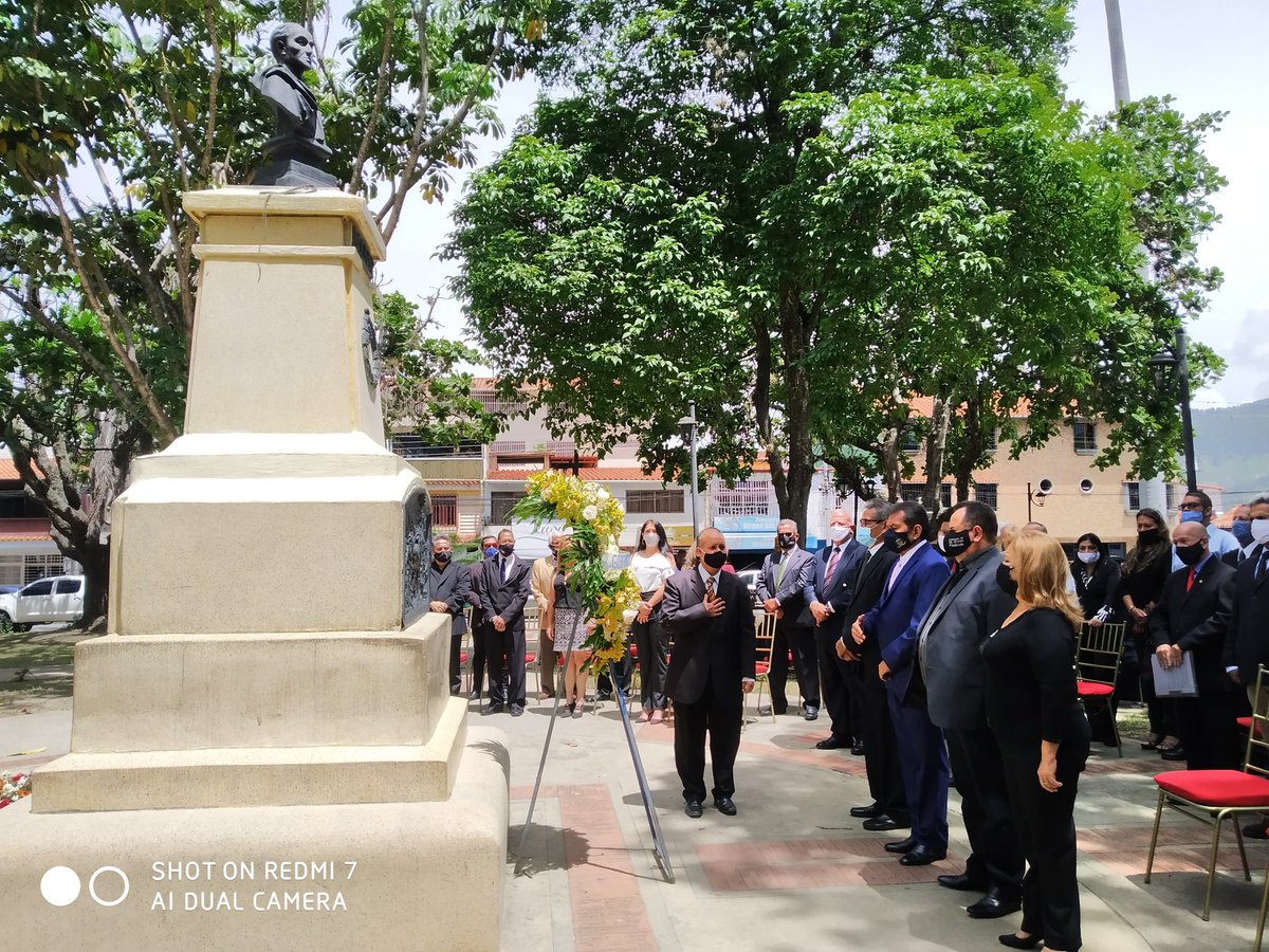 GoberMerida's tweet photo. Con un acto en conjunto entre la @GoberMerida y la Alcaldía del Libertador, se comenmoraron los CCIX años de la firma del Acta de Independencia de Venezuela, presididos por el gobernador @RamonGuevaraMRD y el Gabinete Ejecutivo, las autoridades del ayuntamiento en la Parroquia https://t.co/YEyDk97l3f