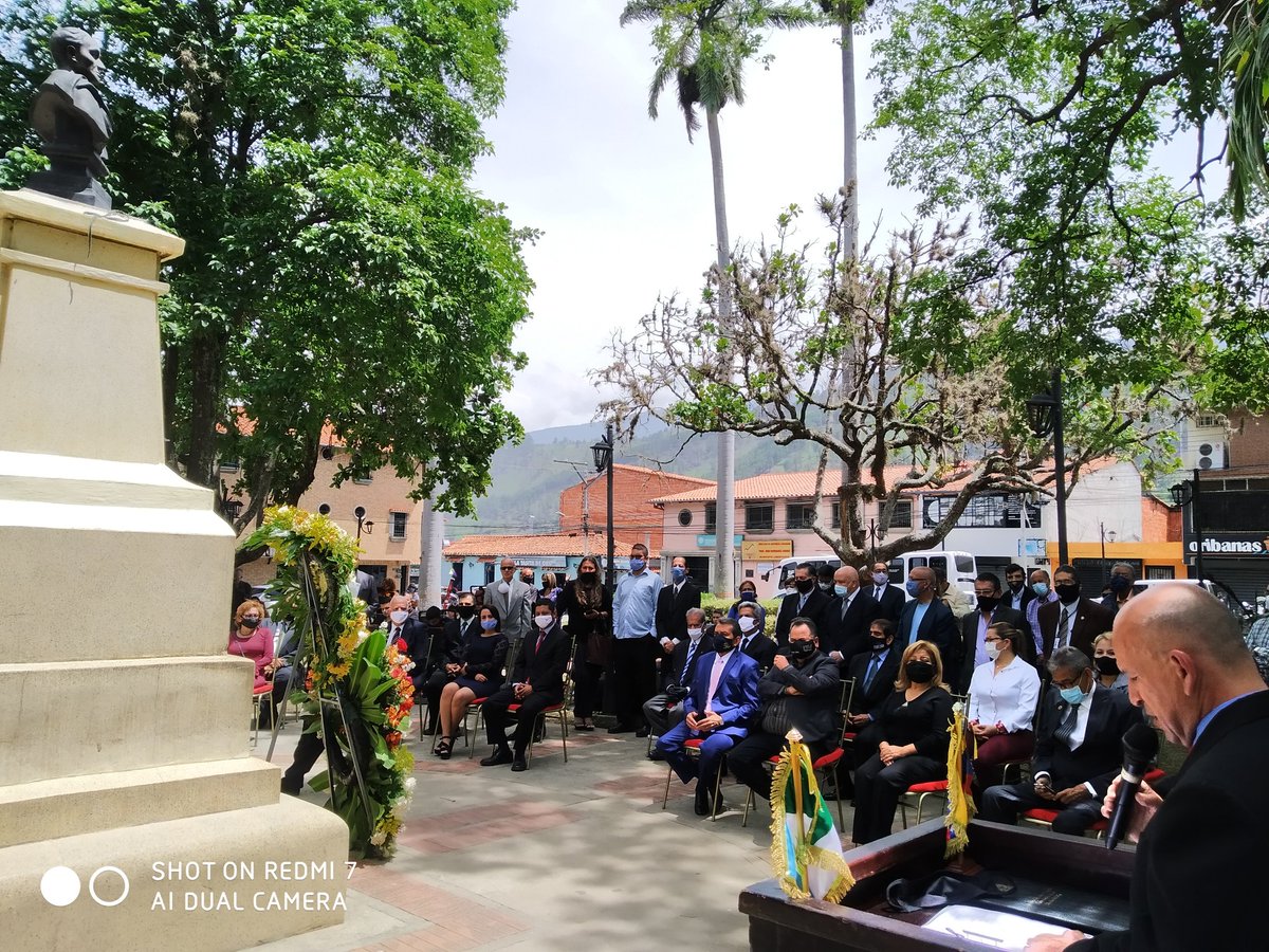 GoberMerida's tweet photo. Con un acto en conjunto entre la @GoberMerida y la Alcaldía del Libertador, se comenmoraron los CCIX años de la firma del Acta de Independencia de Venezuela, presididos por el gobernador @RamonGuevaraMRD y el Gabinete Ejecutivo, las autoridades del ayuntamiento en la Parroquia https://t.co/YEyDk97l3f