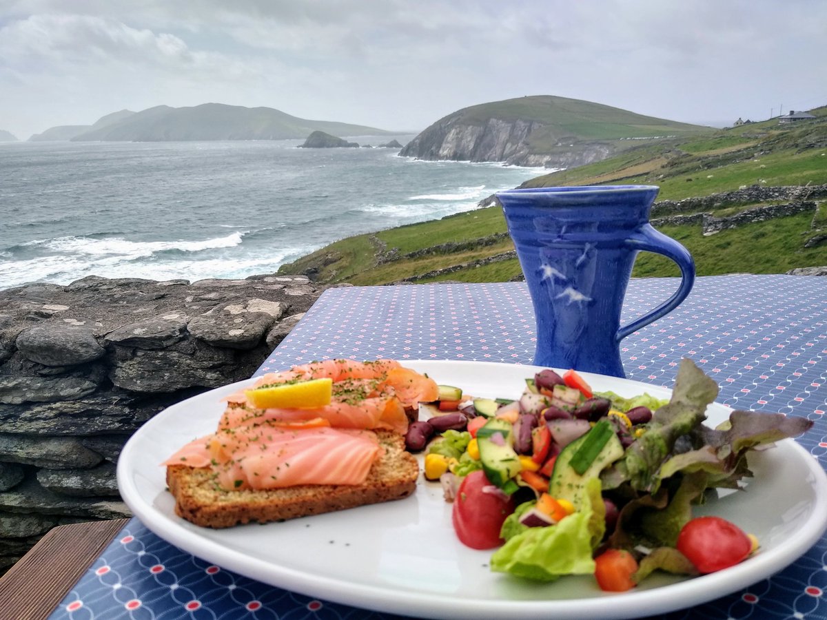 Lunch with a view! #BeautifulIreland 😍🌊🌊🌊 #WildAtlanticWay @wildatlanticway