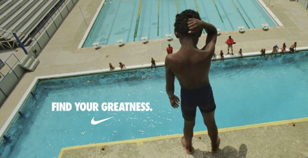 La segunda y mas riesgosa fue ir de lleno con el “marketing emocional”, un concepto nuevo en ese entonces. Nike nunca mostro sus productos en las publicidades, en cambio, mostraba gente como uno venciendo una adversidad y logrando cosas. +