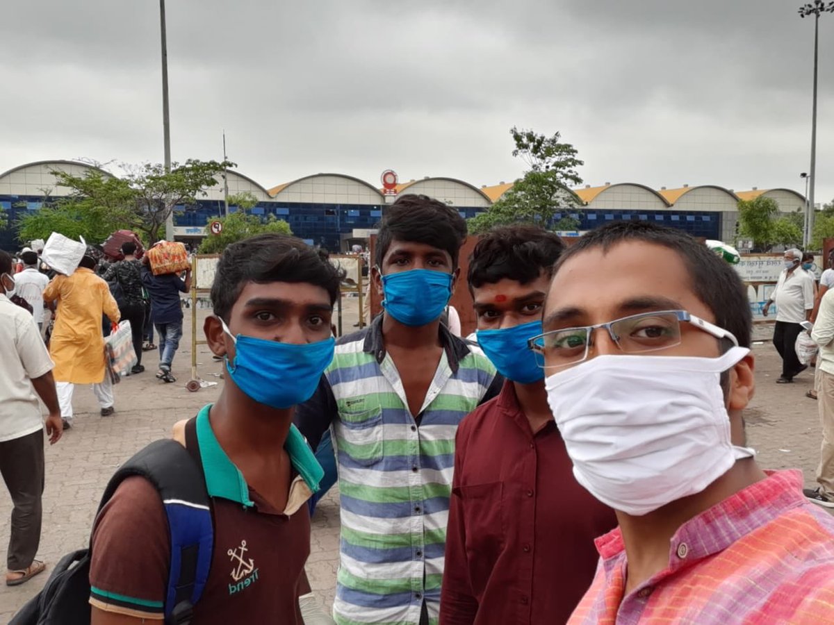 LetsRISE_India's tweet photo. 3 workers from #tamilnadu were rehabilitated as @himaanshukulkrnnii dropped them off at #mumbai, where they boarded a special train to reach their native safely.
We thank Harish Garapati who was the sponsor. 🙏🏼

#indiafightscorona https://t.co/m3Y5NLzTM6