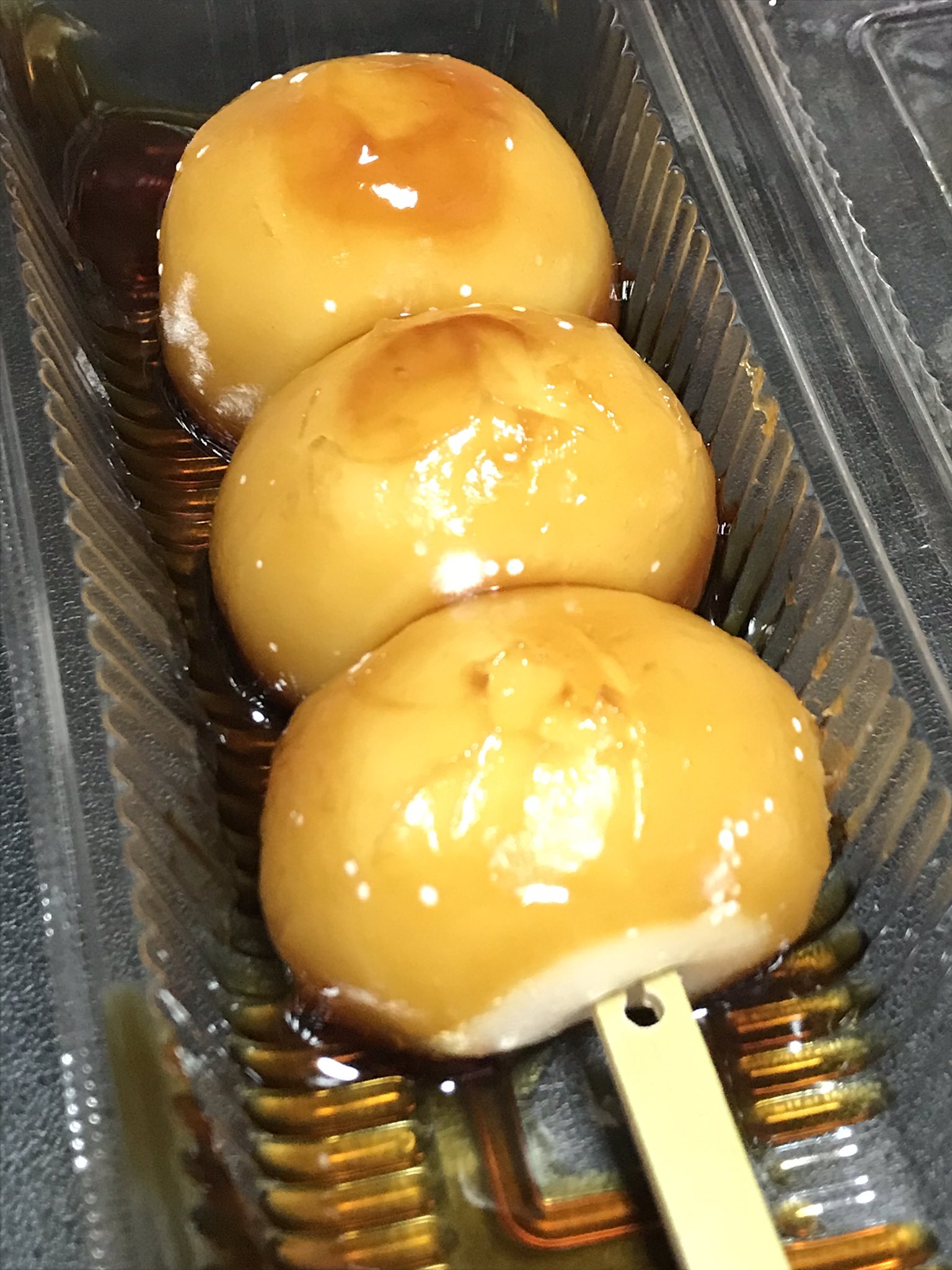 やし子 悲しすぎる 昨日買ったみたらし団子に白カビ たった30時間ほどで何があった クーラーかけてないだけであかんのか 楽しみにしてただけに相当落ち込む ぴえん みたらし団子 どでかいみたらし団子 ローソンストア100 100円ローソン 白カビ