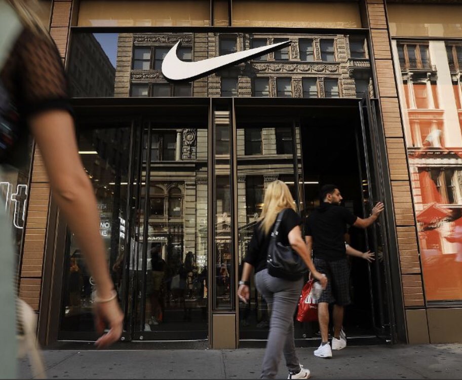 Ademas Nike logro algo similar a Apple. Brindar status sin ser necesariamente exclusivo. La clase media a nivel mundial puede acceder a sus zapatillas y suelen hacer un esfuerzo para comprar esta marca. +