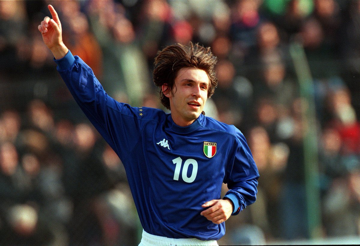 En sélection nationale : Pirlo fait ses gammes chez les jeunes d’Italie, il ressort très vite comme le meilleur joueur et enchaine les prestations de classe..Ultra dominateur et décisif, il remporte l’Euro Espoirs 2000, meilleur joueur de la compétition, l’avenir c’est lui.