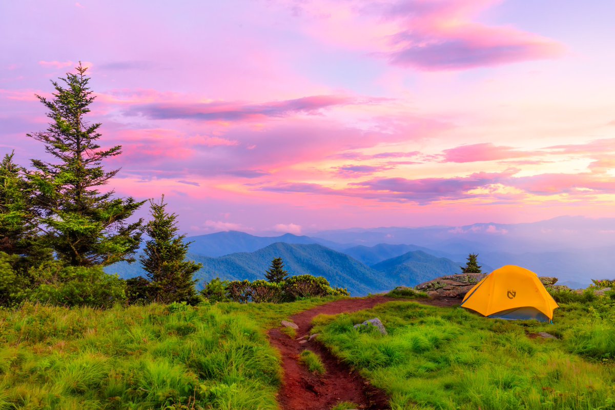 JPotterPhoto's tweet photo. A dreamy sunset along the Appalachian Trail. #ThePhotoHour #StormHour https://t.co/hbpLP2Wqea