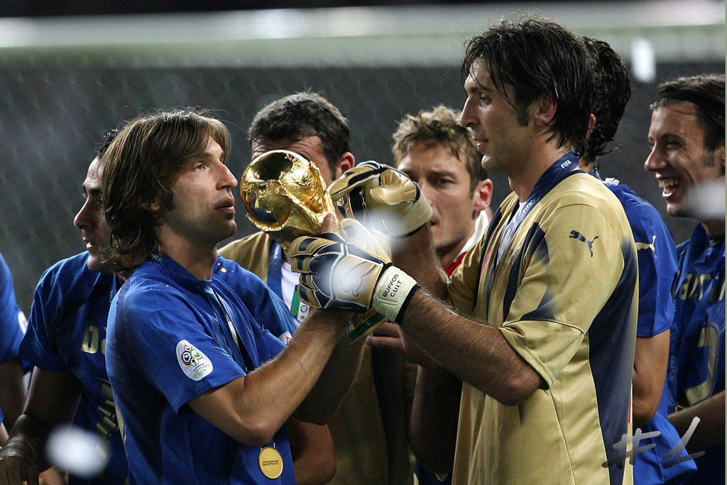 La suite vous la connaissez, le match va en prolongations, Zidane est expulsé, séance de tirs au but, Pirlo met le sien au passage.L’Italie est sacrée championne du monde, Pirlo est élu homme du match, sur le toit du monde..