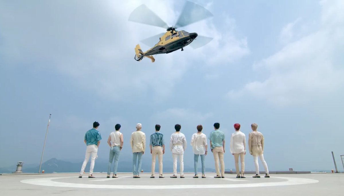lskgwi's tweet photo. summer breeze mv theory:
im not good at explaining so this might be messy..

—passports were shown that indicates they're all going somewhere (to their successful future prob) but then eclipse starts that was shown in rowoon's eyes (the green thing) and evil prevailed

[cont.] https://t.co/0FMOIUFmJ2