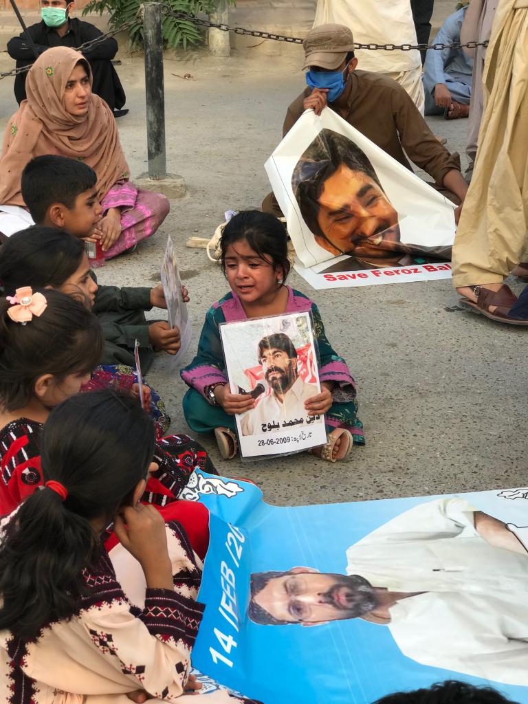 TariqGhafar's tweet photo. نھنی سی گڑیا فاطمہ لاپتہ افراد کیلئے روڈوں پہ رورہی ہے
#AllMissingPersons
#SaveBalochMissingPersons https://t.co/VTyYBD1p3j