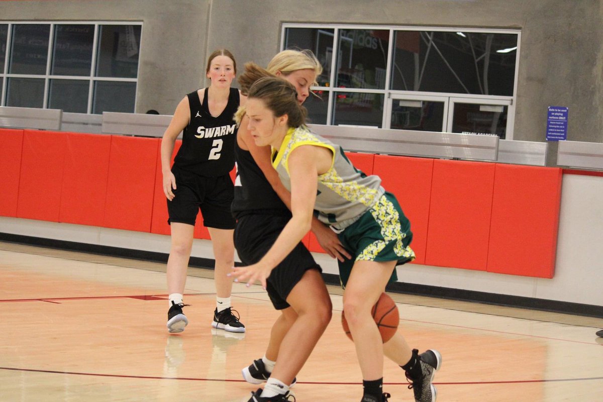 Swarm_syd23's tweet photo. Finish Day 1 at the Heart of Texas 2-0!  First game won by 1 against Team Lex Loaded, Game two won by 6 against Arkansas Sting Silver!  Come check us on Monday at Mannsfield Fieldhouse Court 3 at 9:35 against CyFair Elite!  @PBRhoops @OkSwarmClub @OklahomaSwarm1 https://t.co/DcPGm8UXL1