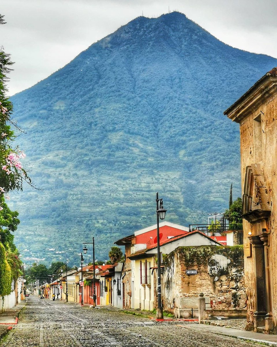 Antigua Guatemala 😍🇬🇹 patrimonio de la Humanidad. El Volcán de Agua testigo de la soledad. Pronto volveremos a recorrer sus calles.
Si te gusta la 📸 dale RT
📸 IG marco_radames https://t.co/k11VYjymRv