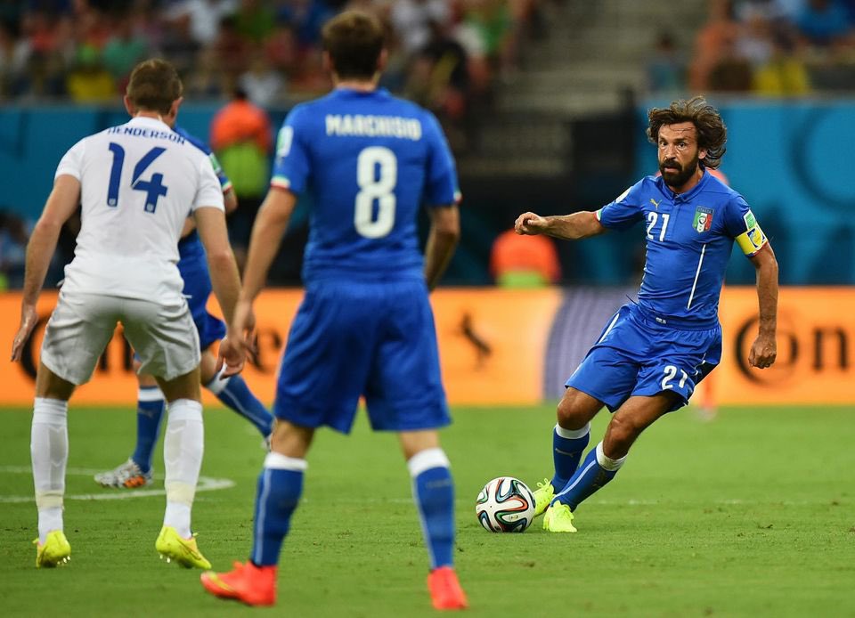 Pirlo annonce que la prochaine Coupe du Monde sera sa dernière compétition internationale, toutes les bonnes choses ont une fin..Il est du voyage au Brésil mais ce voyage tourne court car l’Italie sort en poules.. on aurait aimé une autre fin pour Pirlo au pays du football..