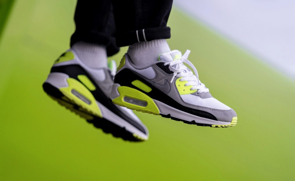air max 90 volt on feet