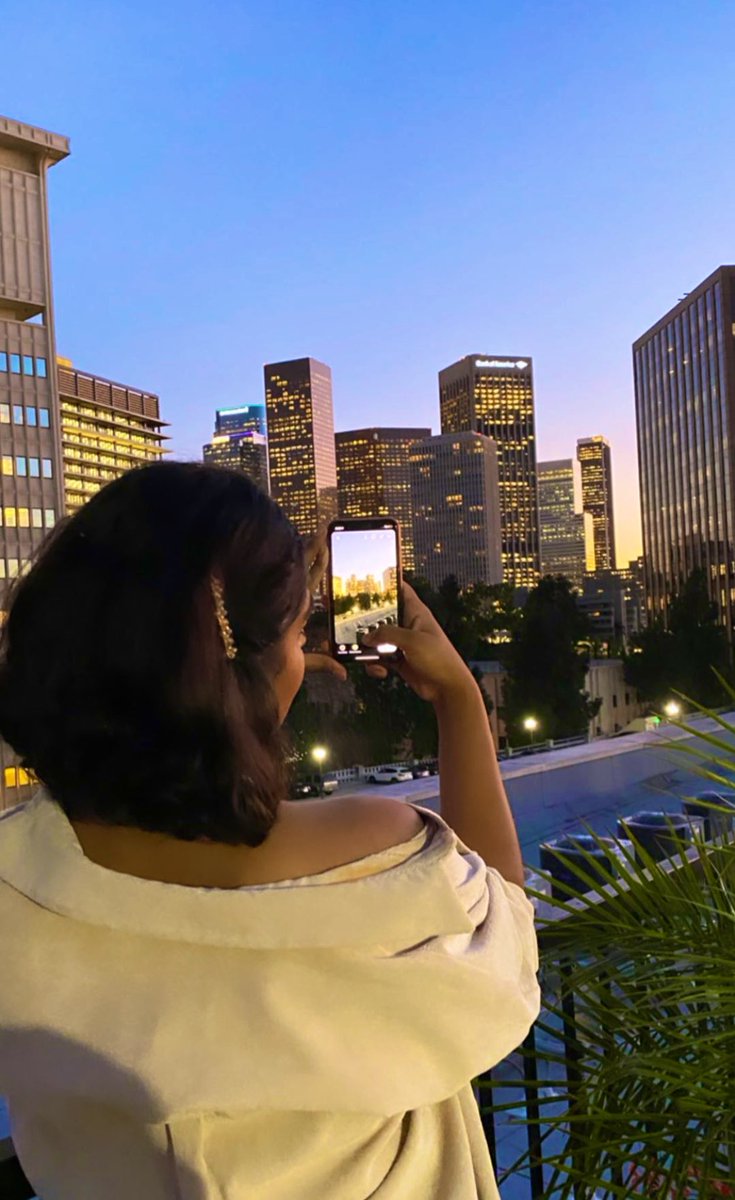aishhcream's tweet photo. The view clicking the picture of the view clicking a picture of the view. #DTLA https://t.co/1sE46FM1g8