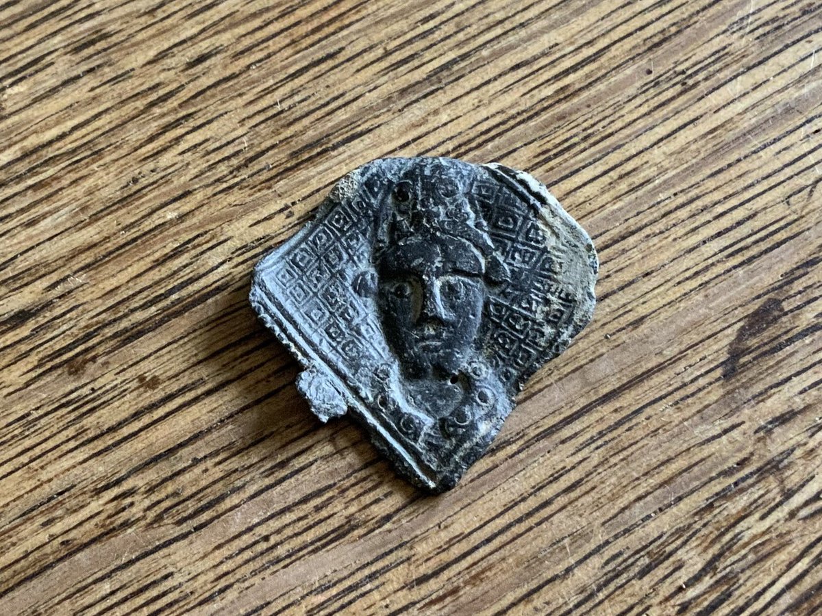 LondonMudlark's tweet image. Friday evening, on a very quiet, dark and sultry foreshore, the river finally gave me what I've been waiting 15 years for... a medieval pewter pilgrim badge. Thomas a Becket, c.14th century and the only hand that's touched it in almost 700 years is mine

#Mudlarking #Mudlark