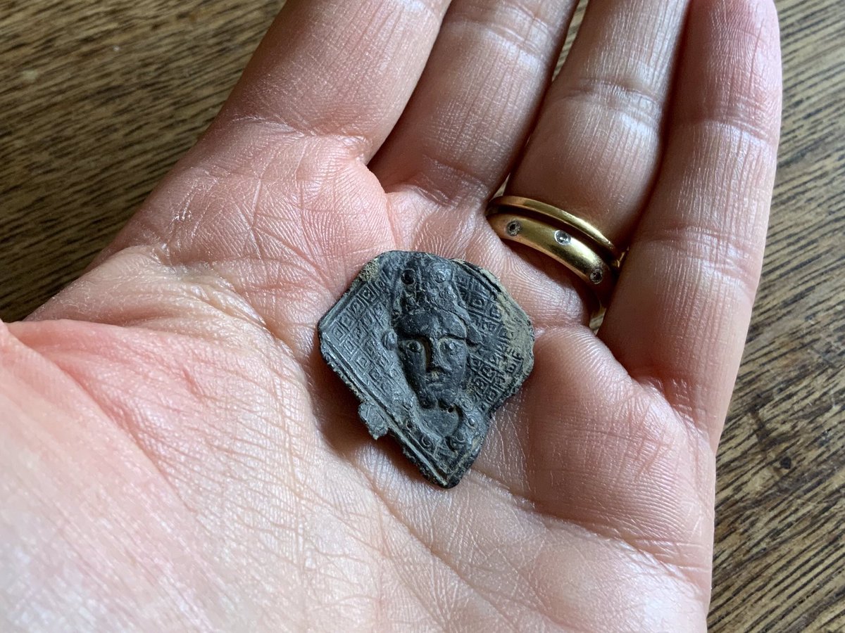 LondonMudlark's tweet image. Friday evening, on a very quiet, dark and sultry foreshore, the river finally gave me what I've been waiting 15 years for... a medieval pewter pilgrim badge. Thomas a Becket, c.14th century and the only hand that's touched it in almost 700 years is mine

#Mudlarking #Mudlark