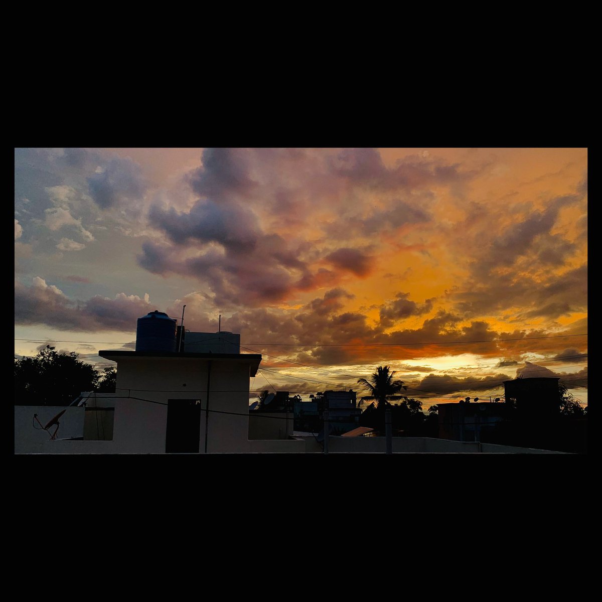 CalmKazi's tweet image. Okay anyone knows why @instagram is doing this to my image?

Left : Original image
Right : How it shows as I upload

#Instagram #Bug #instabug #issue #instagramupload