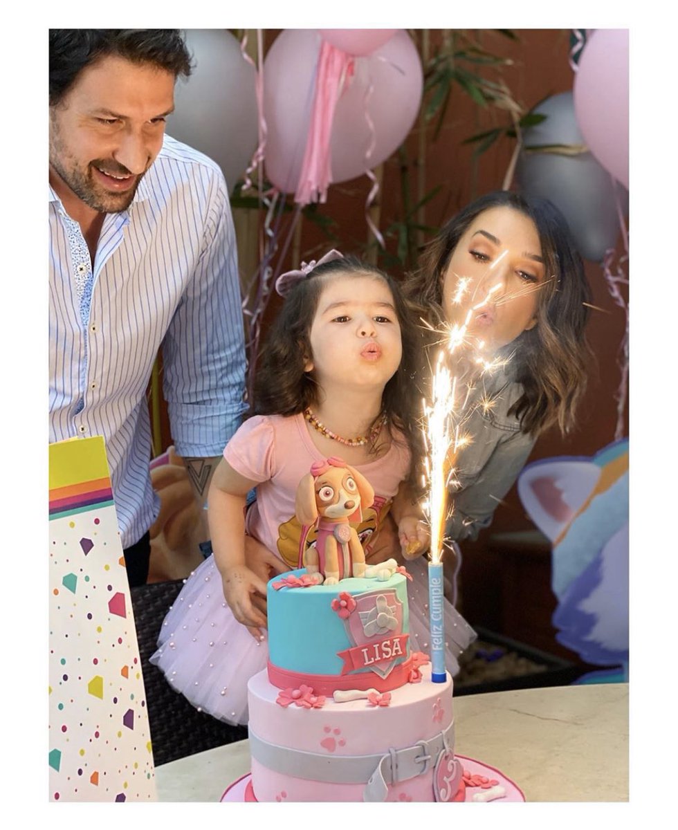 LAURAGII's tweet photo. Ayer festejamos los 3 años de Lisa ❤️ Ella llevaba semanas muy emocionada por su “fiesta” , contaba los días para que llegara su pastel y piñata ... y llegó el día  Esa sonrisa es nuestro mejor regalo ... #3 
.
.
.
PD Les deje en mis stories cada detalle de la fiesta 🌸 https://t.co/zLAkLG3X5k