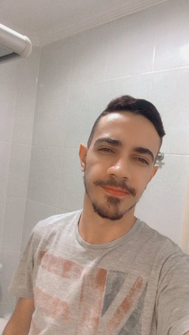 Cresci em um lar evang&eacute;lico e preconceituoso, foi muito dif&iacute;cil me aceitar, mas hoje em dia tenho orgulho<a href="/tag/eunascilgbt"class="tags"><span>#eunascilgbt</span></a>