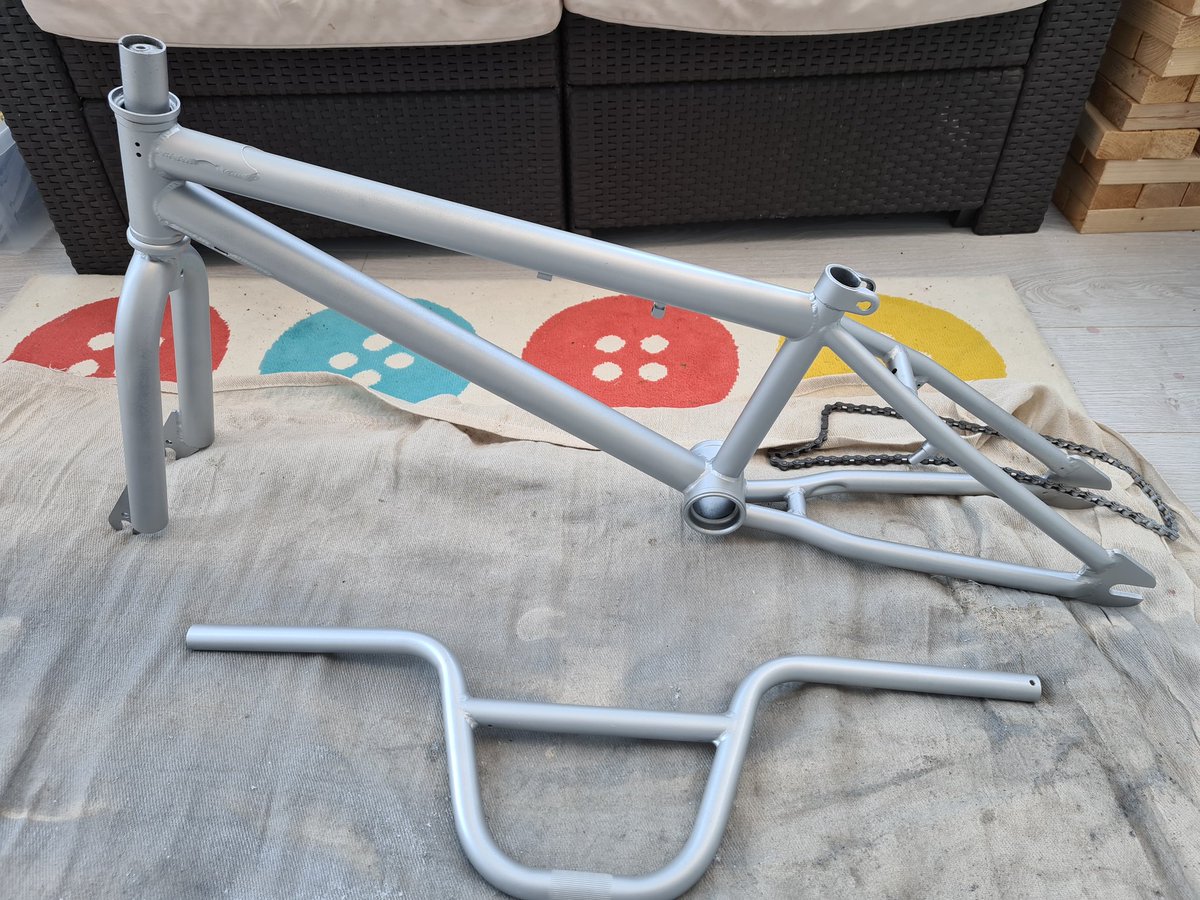 simondavi1's tweet photo. Bringing a new bit of life to an old #Diamondback #skindog #BMX #bike. I'm thinking old school chrome frame with leather seat and white wall tyres? https://t.co/NzD1OLIbUV
