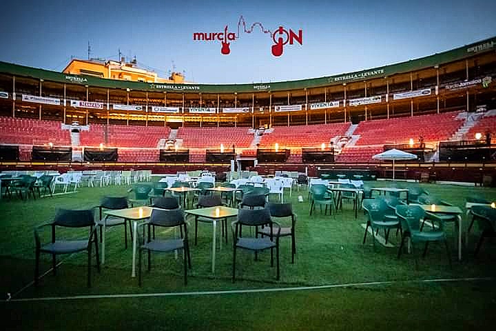 Estamos poniendo la Plaza de toros de Murcia así de bonita para las noches de
Murcia ON 🤩

➡️ Puedes comprar las entradas en nuestra web: iboleleproducciones.com