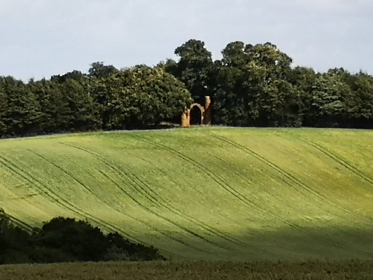 alexrobinson2's tweet image. Another local(ish) walk we didn't know about - Gothic dovecote, Wroxton obelisk &amp;amp; Drayton Arch all follies above Wroxton Abbey #stayinglocal #Oxfordshire #Warwickshire