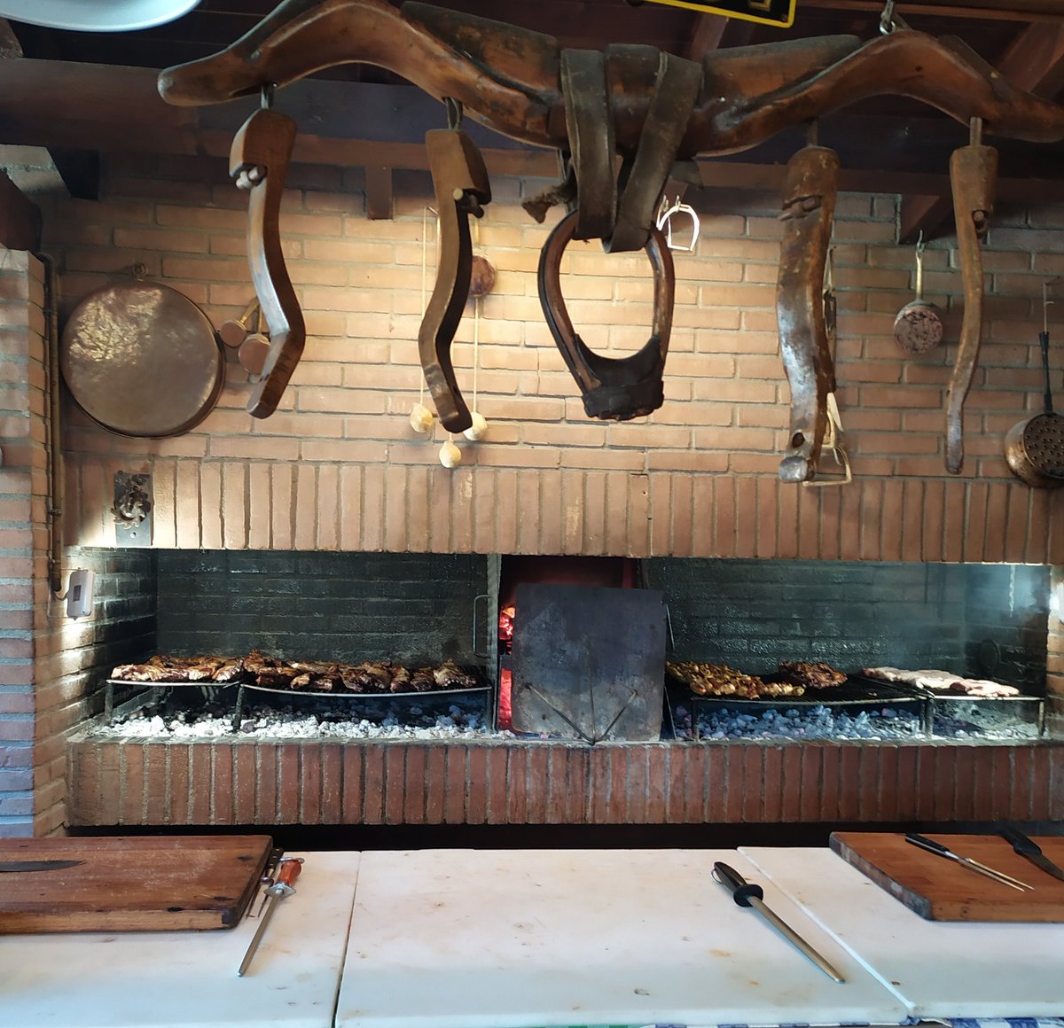 PiemonteDreams's tweet photo. Great, fun Sunday Lunch at a Piemontese/Argentinian influenced agriturismo in Alta Langhe. San Desiderio https://t.co/CBc65NUQ6D #Monasterobormida #Piemonte https://t.co/G8lI3gZhwx