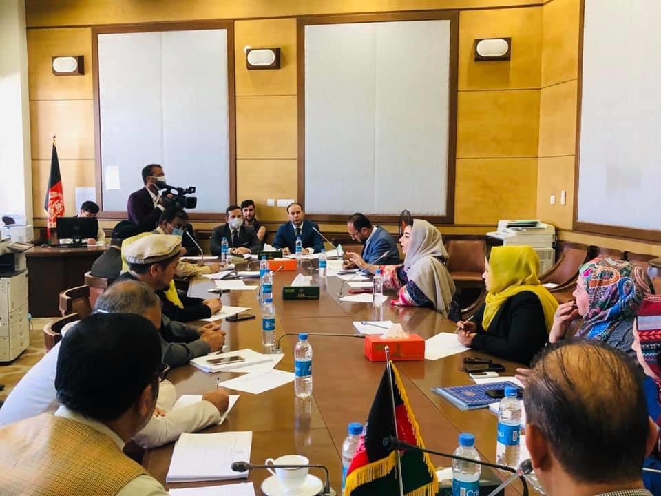 (۱) امروز در دو کمیسیون محترم اقتصاد ملی، مالی و بودجه ولسی جرگه در مورد ‌پرونده های فساد در دافغانستان بانک دعوت شدم

سپاسگذاری میکنم از محترم عبدالحمید شریفی رییس کمیسیون اقتصاد و دیگر اعضای کمیسیون که پس از شنیدن گزارش در مورد ‌پرونده های فساد، وعده همکاری در پیگیری آن کردند.