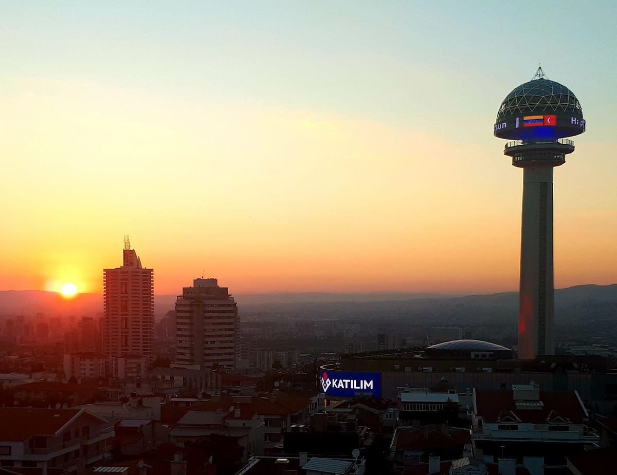 jaarreaza's tweet photo. Hoy en Turquía 🇹🇷, la imponente Torre Atakule de Ankara se ilumina con los colores de la Bandera de Venezuela 🇻🇪, en honor a nuestra independencia. Hermoso gesto de reconocimiento, amistad y solidaridad. Türk kardeşlerimiz sağolun !! https://t.co/74IjeBN8WL