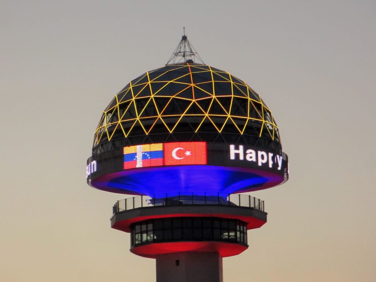 jaarreaza's tweet photo. Hoy en Turquía 🇹🇷, la imponente Torre Atakule de Ankara se ilumina con los colores de la Bandera de Venezuela 🇻🇪, en honor a nuestra independencia. Hermoso gesto de reconocimiento, amistad y solidaridad. Türk kardeşlerimiz sağolun !! https://t.co/74IjeBN8WL